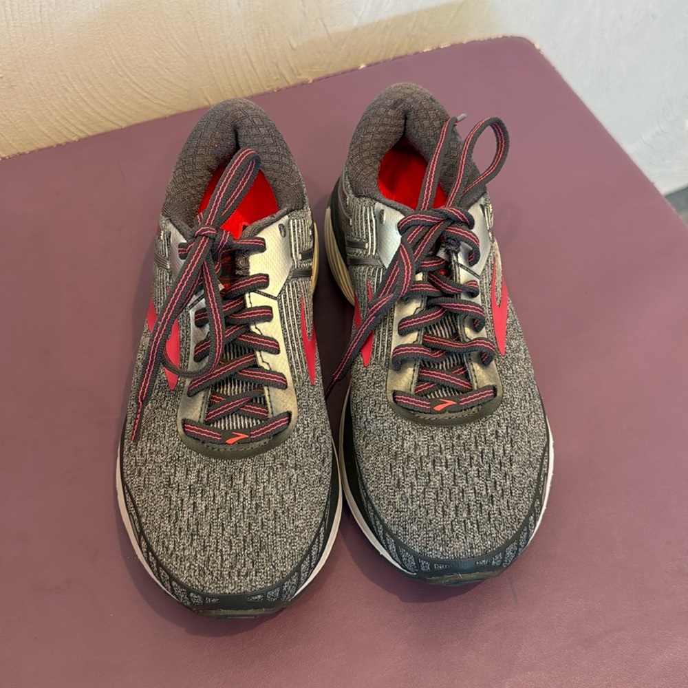 Brooks DNA running sneakers